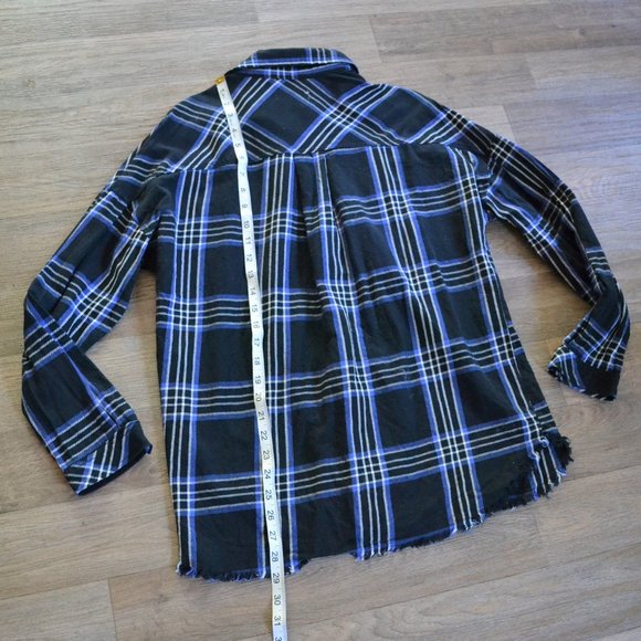 Kensie Oversized Frayed Stud Button Plaid Blue Black Flannel Size Small - Picture 2 of 5